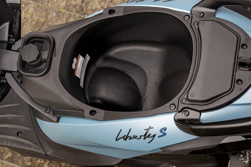 Piaggio Liberty S 125 MY2025 Blau Ardesia matt Helmfach Detail 02 Lifestyle